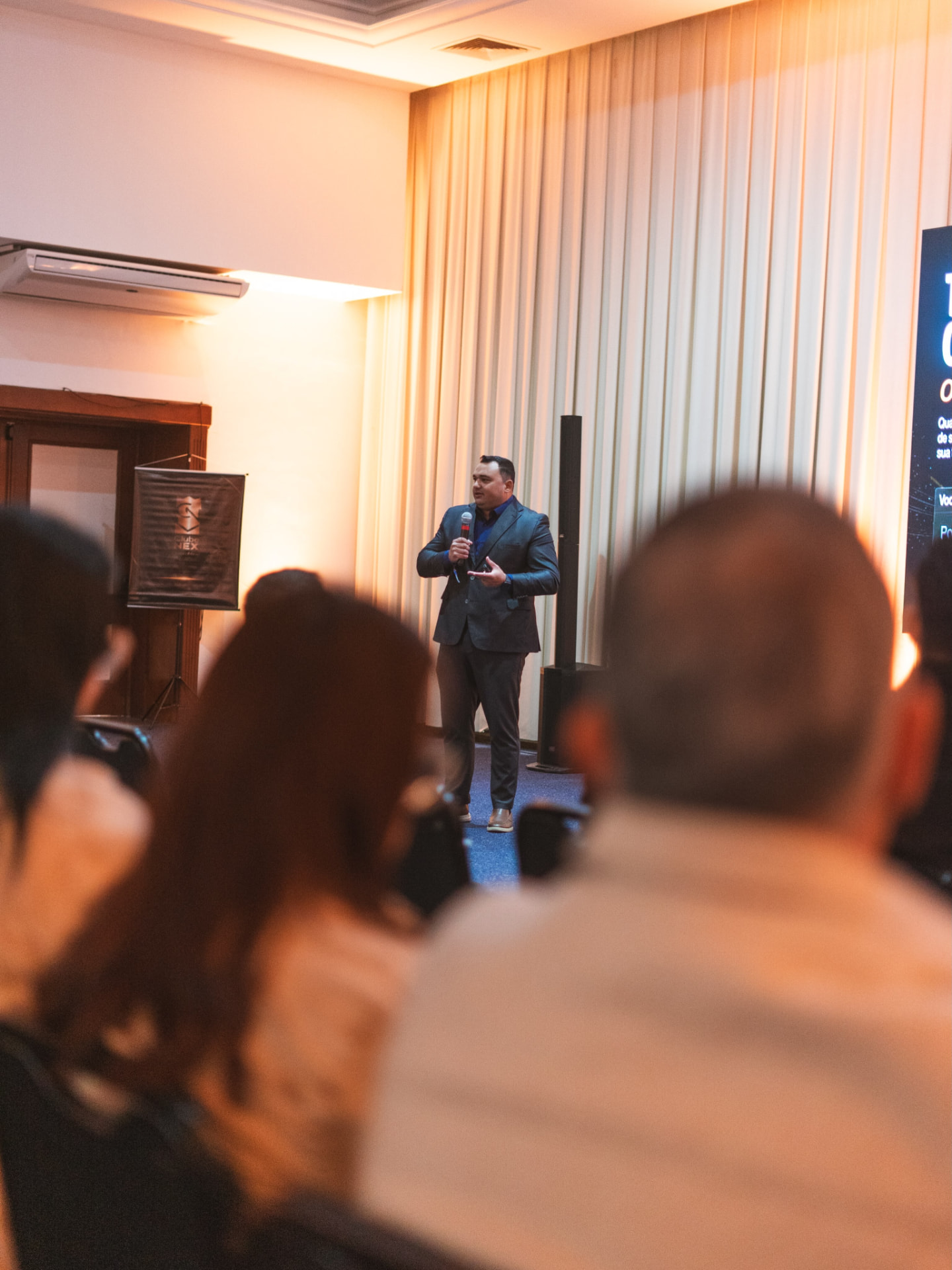Ângelo Allmeida durante palestra no Nex Summit, evento com mais de 400 empresários
