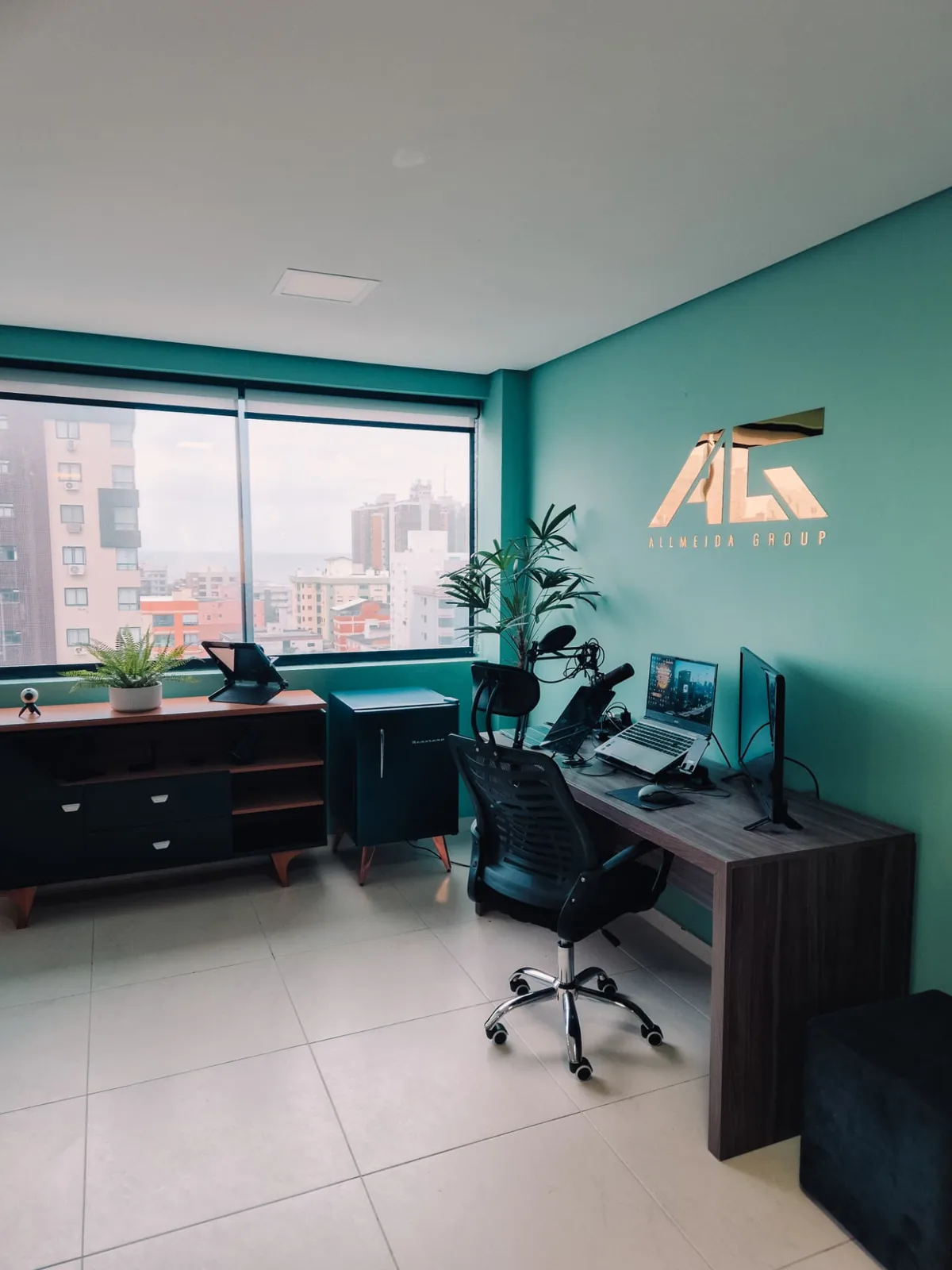 Escritório da Allmeida Group em Capão da Canoa, com logotipo da marca na parede