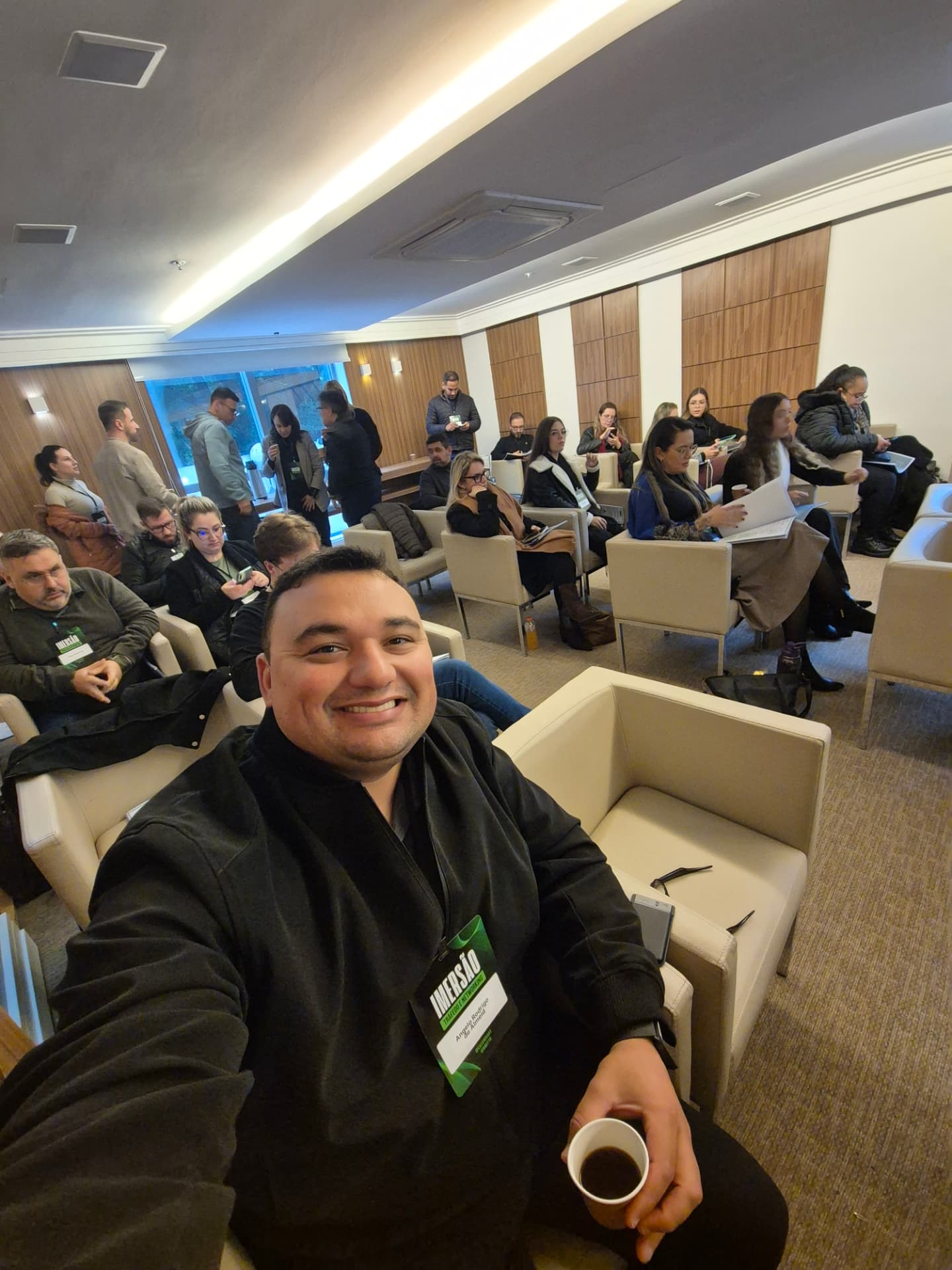 Ângelo Allmeida em imersão empresarial com empresários representando a Allmeida Group