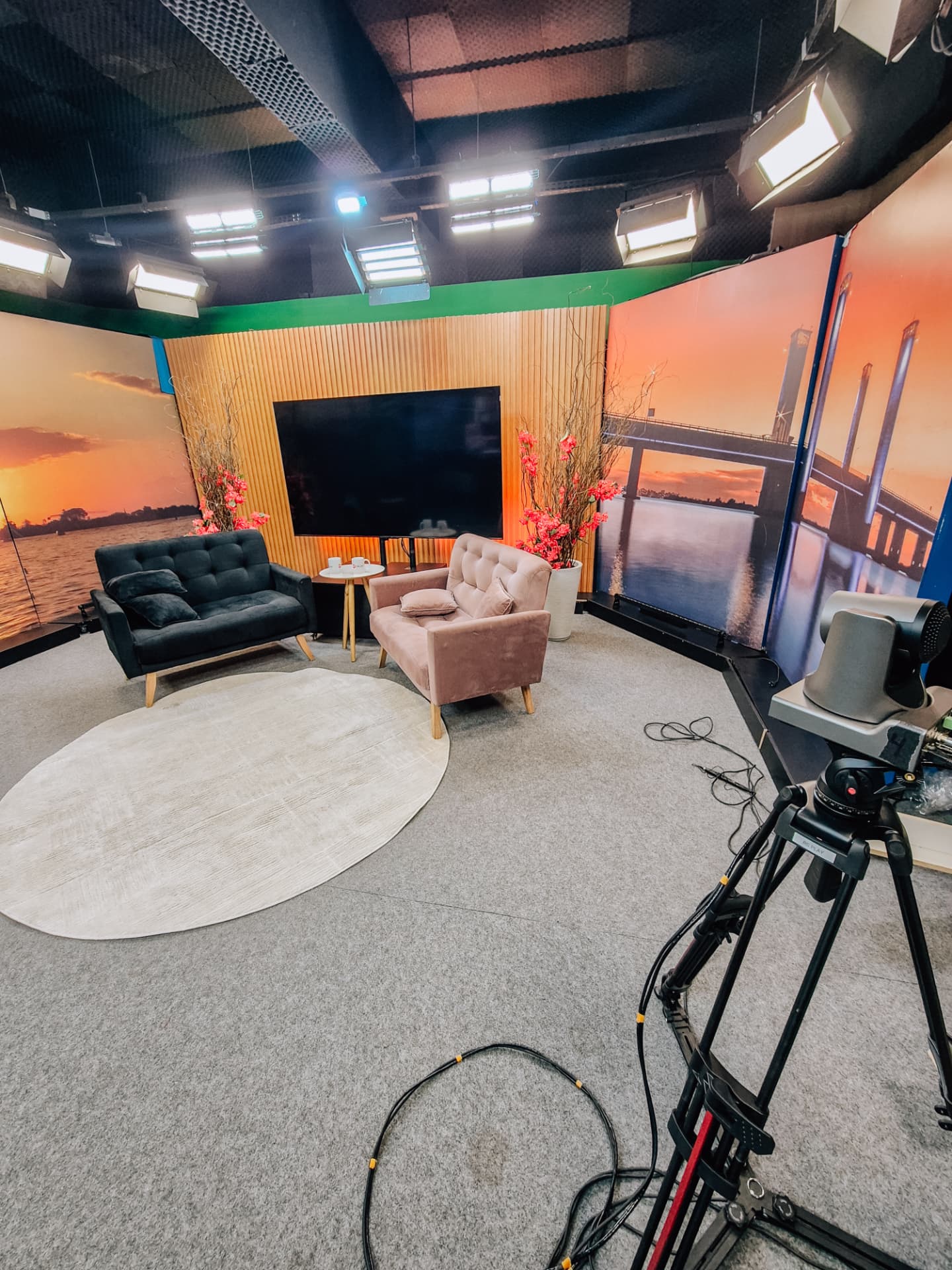 Bastidores de gravação e produção audiovisual em estúdio, projeto da Allmeida Group